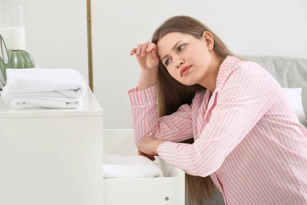 Cansado Jovem Mulher Colocando Roupa Limpa Peito Das Gavetas — Fotografia de Stock