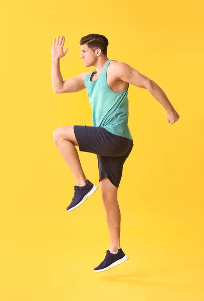 Sportlich Laufender Junger Mann Auf Farbigem Hintergrund — Stockfoto