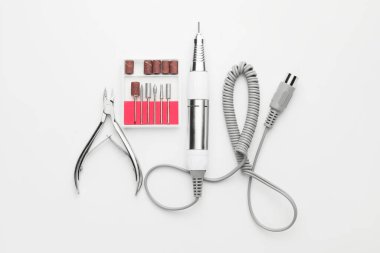 Beyaz arkaplanda manikür malzemeleri