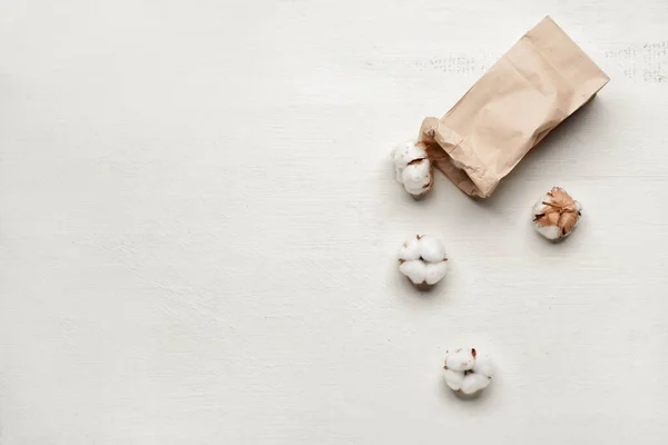 Bolso Papel Con Hermosas Flores Algodón Sobre Fondo Blanco — Foto de Stock