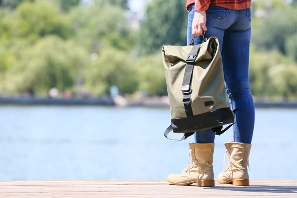 Viajero Femenino Con Mochila Cerca Del Río —  Fotos de Stock