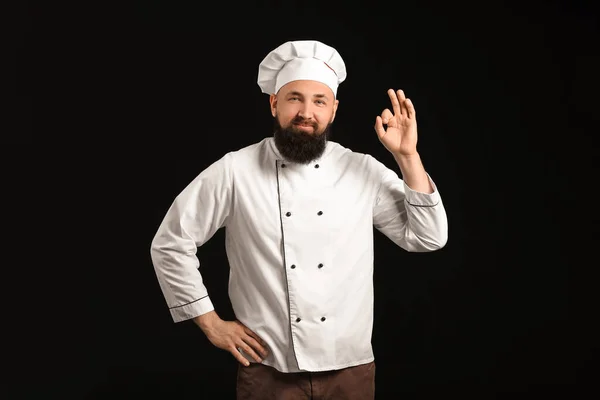 Chef Masculino Guapo Mostrando Sobre Fondo Oscuro —  Fotos de Stock