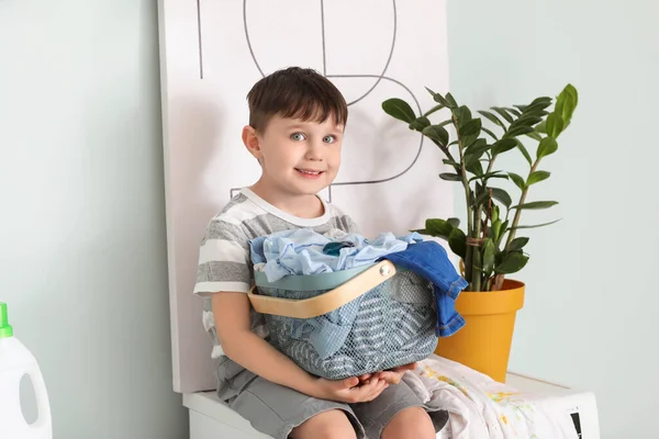 Niño Pequeño Con Ropa Sucia Casa — Foto de Stock