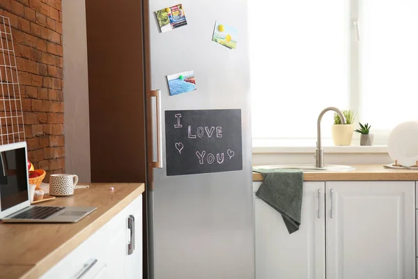 Pizarra Con Texto Amo Puerta Refrigerador Cocina — Foto de Stock