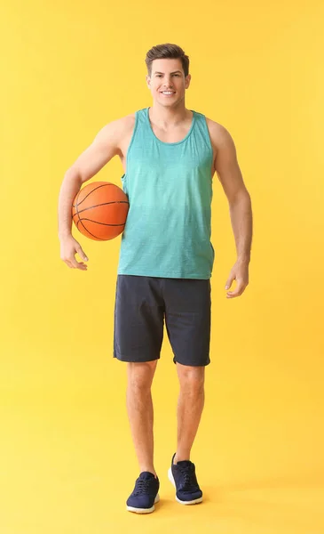 Sportlicher Junger Mann Mit Ball Auf Farbigem Hintergrund — Stockfoto