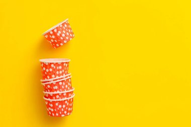 Renkli arka planda kek pişirme bardakları