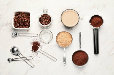 Kahve çekirdekli kompozisyon ve hafif arka planda pudra.