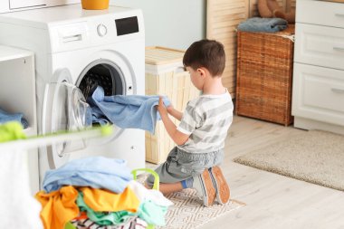 Kirli çamaşırları olan küçük bir çocuk.