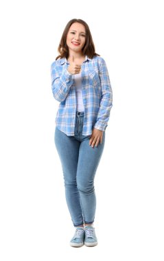 Güzel genç bir kadın beyaz arka planda baş parmak hareketi gösteriyor.