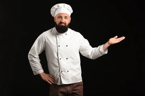 Chef Masculino Guapo Mostrando Algo Sobre Fondo Oscuro — Foto de Stock