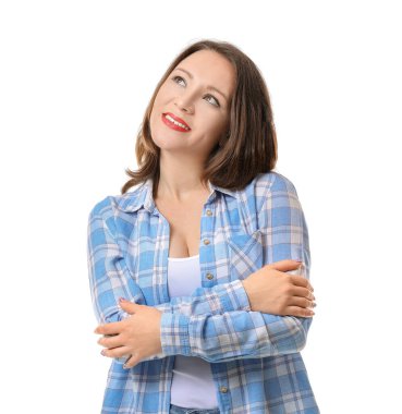 Beyaz arka planda güzel genç bir kadın