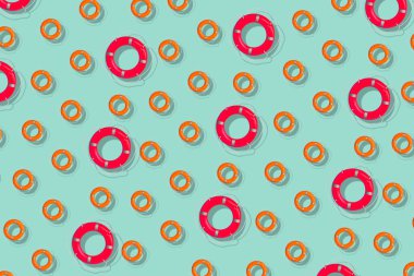 Renk arkaplanında birçok can simidi halkaları