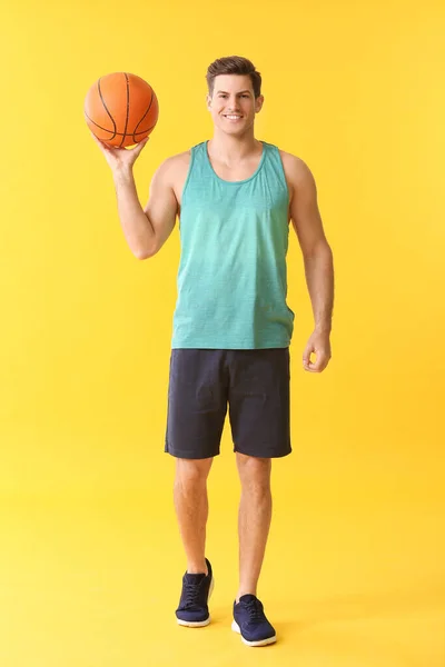 Αθλητικός Νεαρός Άνδρας Μπάλα Στο Φόντο Χρώμα — Φωτογραφία Αρχείου