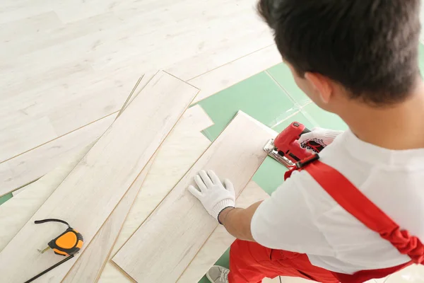 Carpinteiro Instalando Piso Laminado Quarto — Fotografia de Stock