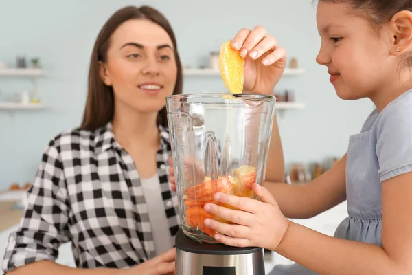 Mother Little Daughter Making Healthy Smoothie Kitchen — Stock Photo, Image