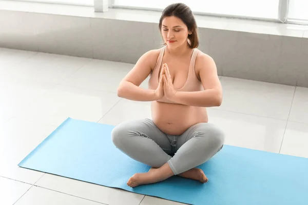 Mujer Embarazada Joven Practicando Yoga Gimnasio —  Fotos de Stock