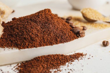 Kahve tozu yığını, yakın plan.