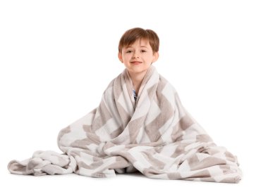 Beyaz arka plana sarılı küçük bir çocuk.