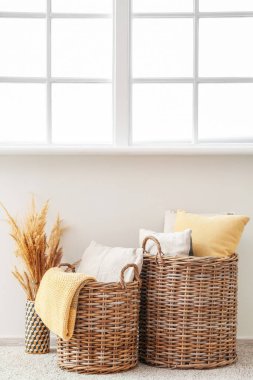 Yastıklı ve ekoseli sepetler.