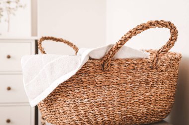 Çamaşır odasında temiz havluyla hasır sepeti.