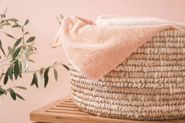 Odadaki havlularla dolu bir sepet.