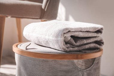 Oda havluyla dolu sepet.