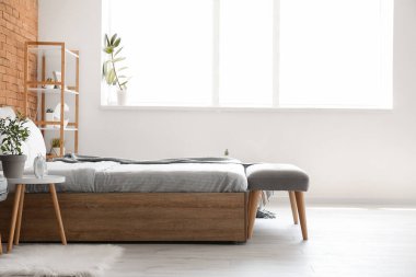 Modern yatak odasının iç dekorasyonu.