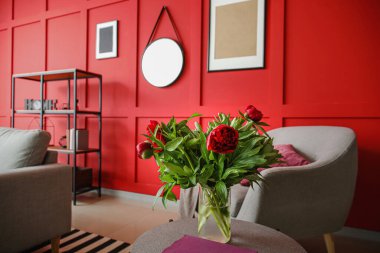 Aynalı modern odanın içi