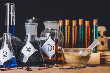 Simyacı masasında farklı iksirler var.