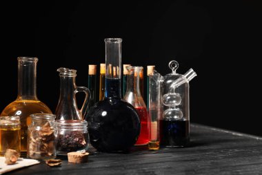 Simyacı masasında farklı iksirler var.