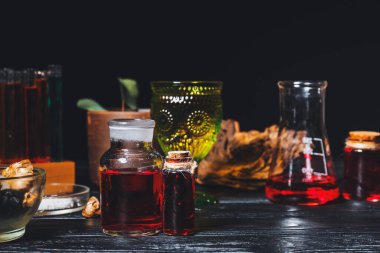 Simyacı masasında farklı iksirler var.