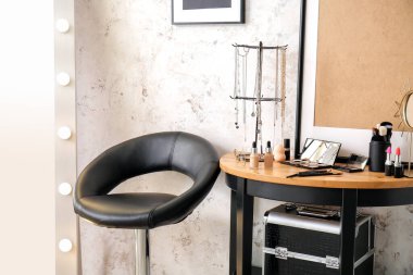 Makyaj malzemeleri modern soyunma odasındaki masada.