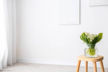 Oturma odasındaki taburede güzel çiçekler