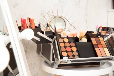 Masada dekoratif kozmetik ürünleri olan profesyonel makyaj sanatçısı vakası