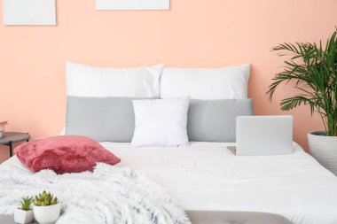 Büyük yataklı, şık bir oda.