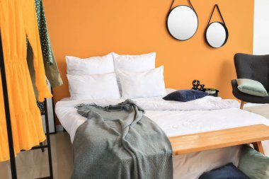 Yatak ve tezgahı olan şık bir oda.