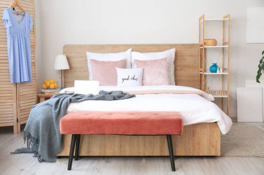 Büyük yataklı ve banklı şık bir oda.