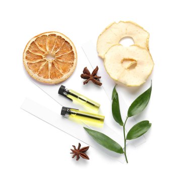 Beyaz arkaplanda parfüm örnekleri