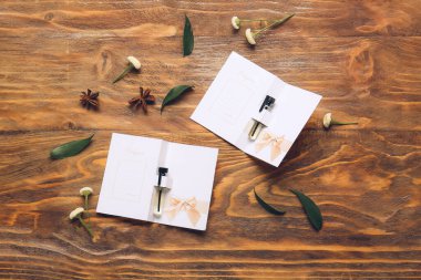 Ahşap arka planda parfüm örnekleri