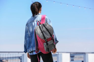 Sırt çantası açık havada gezen bir kadın.