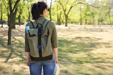 Parkta sırt çantalı bir bayan gezgin.