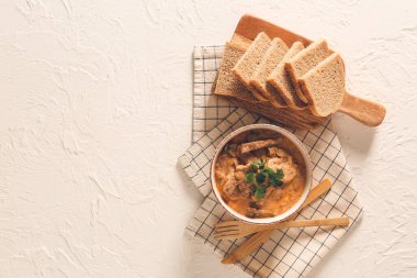 Beyaz arka planda ekmeği olan lezzetli biftek stroganoff.