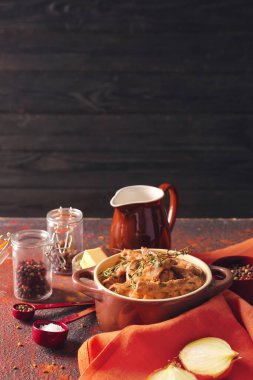 Masada çok lezzetli bir biftek var.