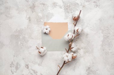 Zarf ve güzel pamuk çiçekleri açık arkaplanda