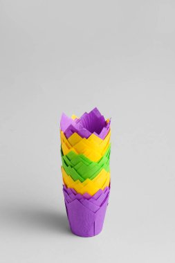 Gri arka planda kek pişirme bardakları