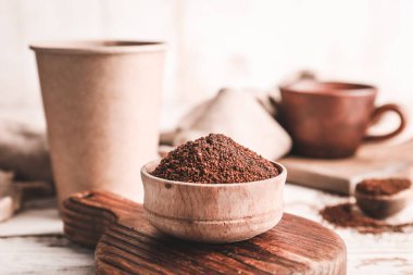 Kahve tozu dolu bir kase.