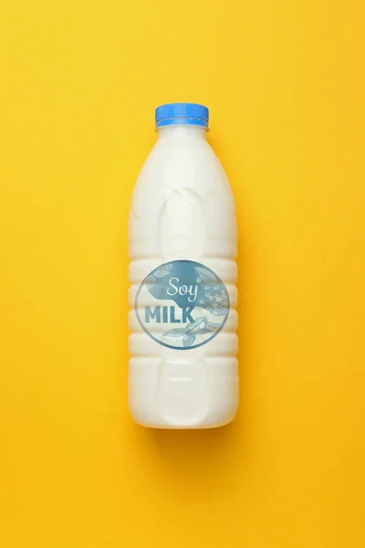 色の背景においしい豆乳のボトル — ストック写真