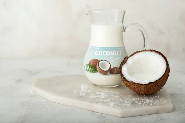白い背景においしいココナッツミルク — ストック写真