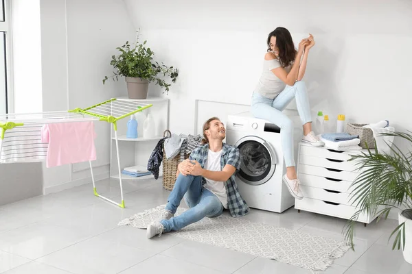 Feliz Jovem Casal Fazendo Lavanderia Casa — Fotografia de Stock