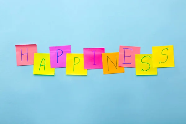 色の背景に幸せという言葉を持つ論文 — ストック写真